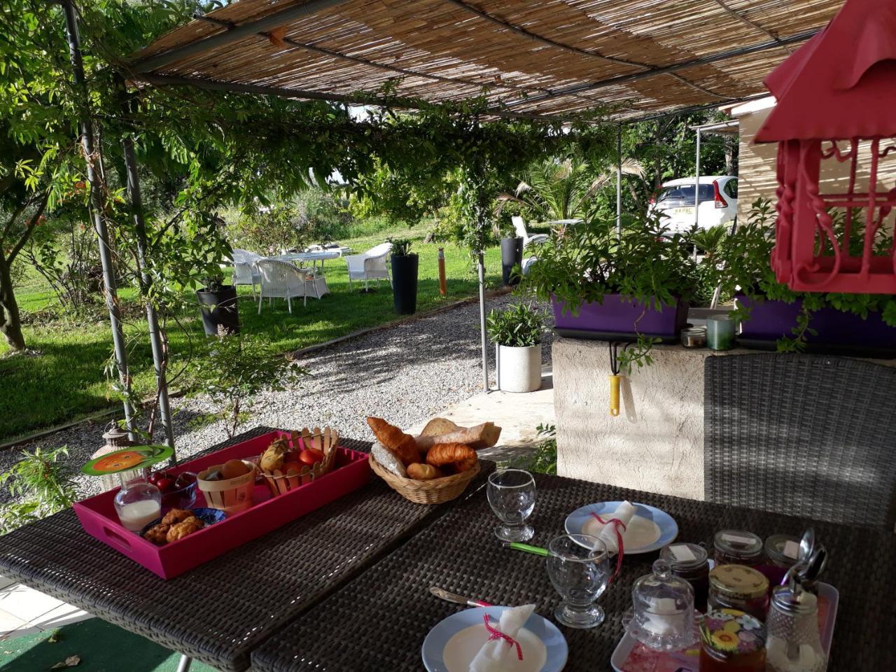 Aux Roses De L'Etang Hotel Капестон Екстериор снимка